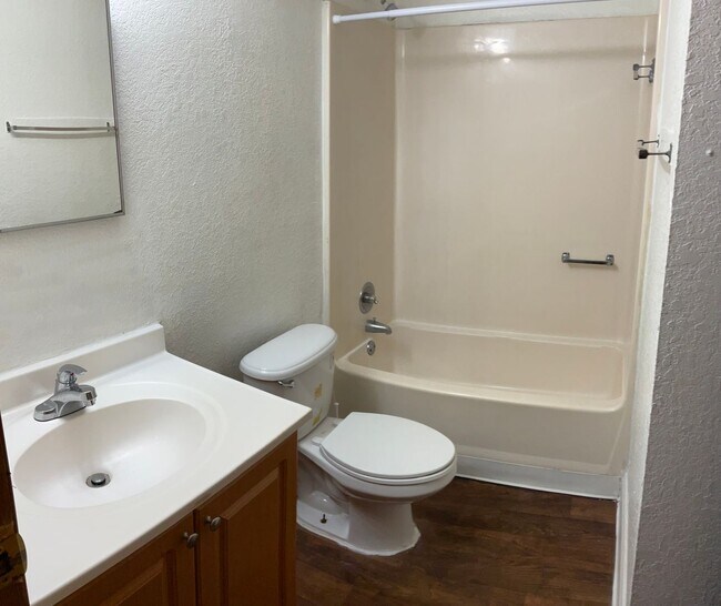 Building Photo - Spacious 2/1 in a great location! Up to 2 Months Free!