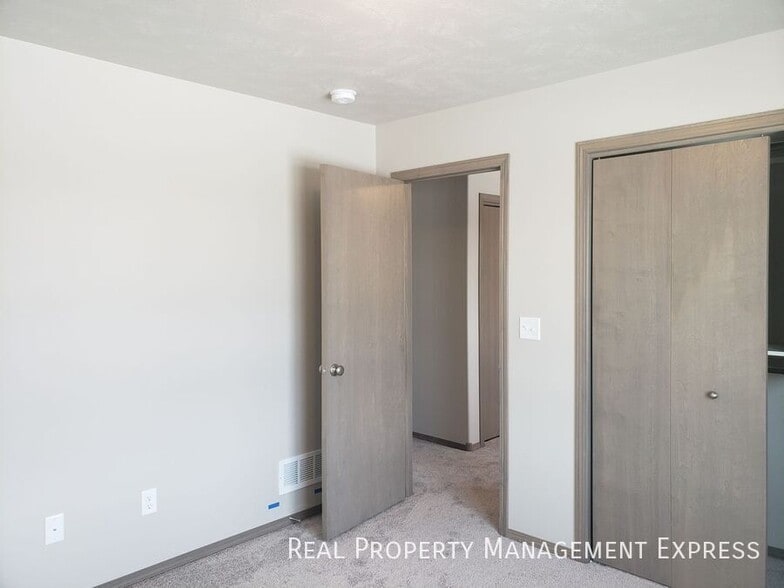 Building Photo - 3 Bedroom 2.5 Bathroom Townhome with a Bal...