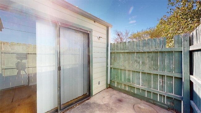 Building Photo - 725 Peppertree Dr