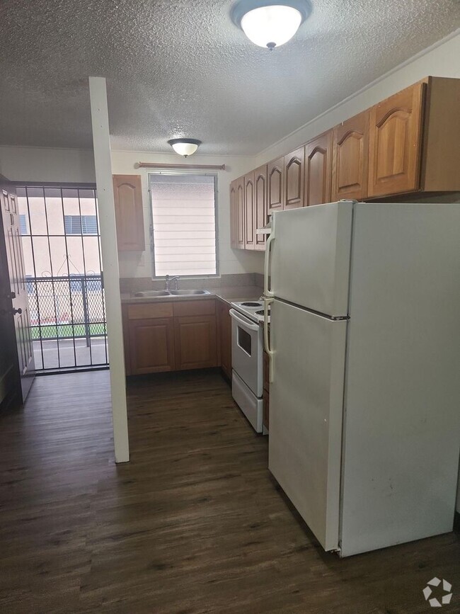 Building Photo - Newly Renovated 2bd 1ba Apartment