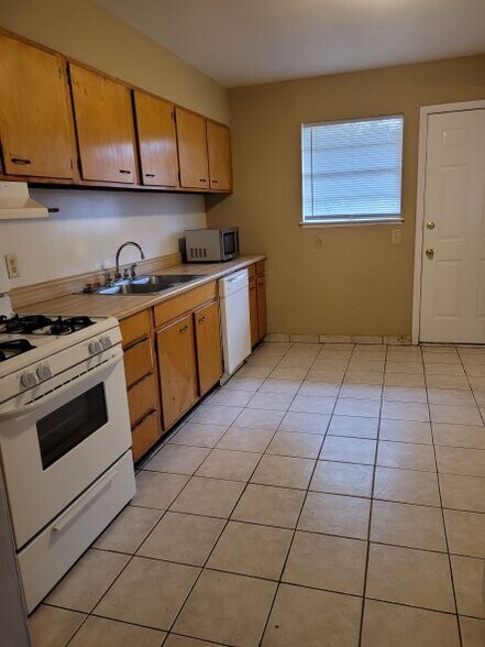 Building Photo - 2215 Kevin Ct