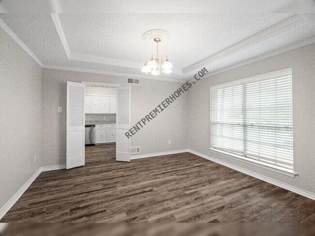 Building Photo - 1410 Pine Hill Dr