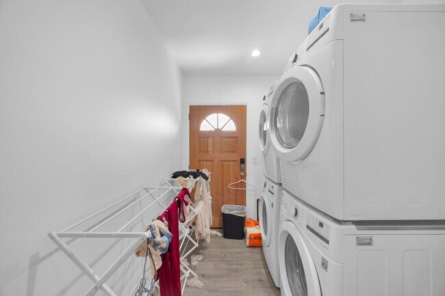 Building Photo - 570 N Cambridge St