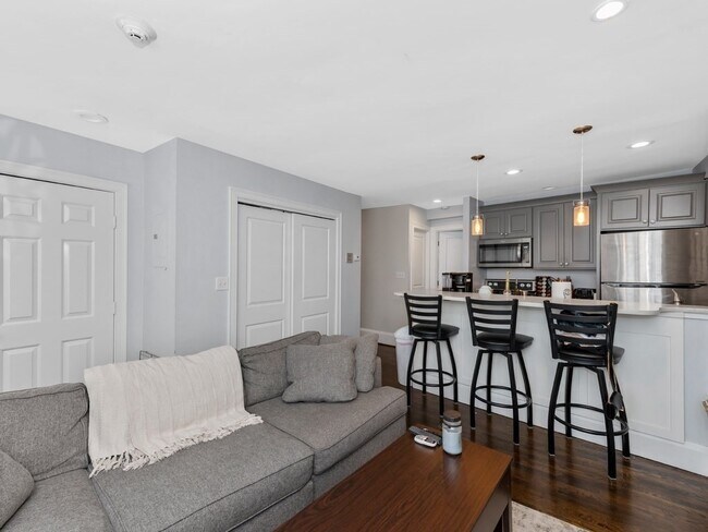 Building Photo - 83 Main St