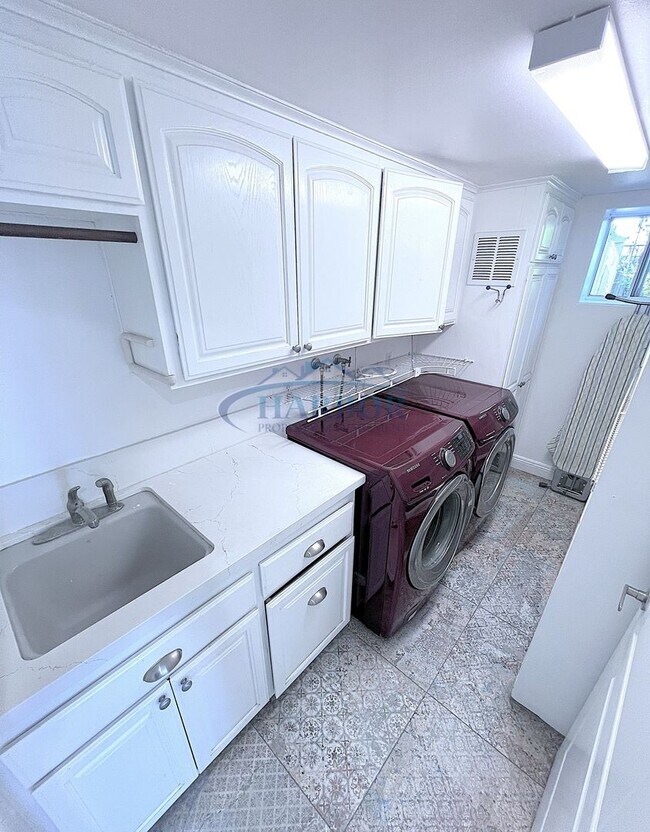 Building Photo - 3507 S Kerckhoff Ave