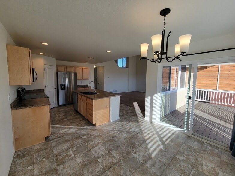 Building Photo - 2067 Moon Rise Dr