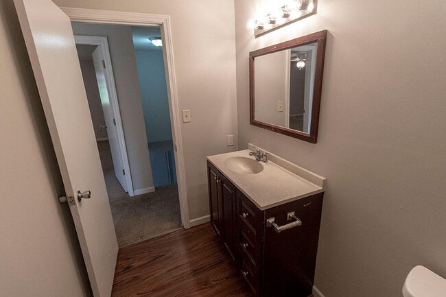 Building Photo - 1305 N Golf Blvd