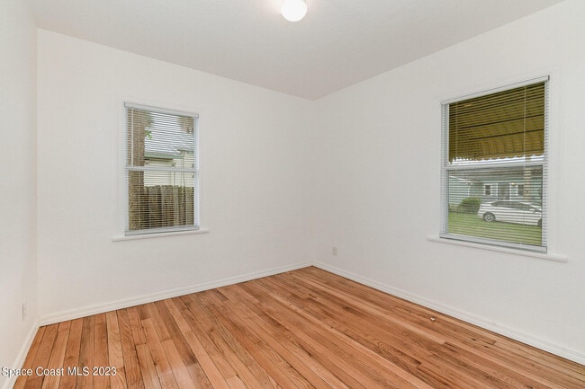 Building Photo - 533 E Lincoln Ave