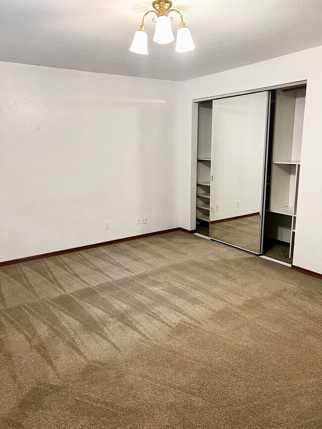 Building Photo - **** Application pending ****