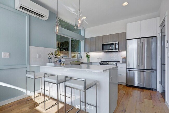 Building Photo - 632 10th Ave E