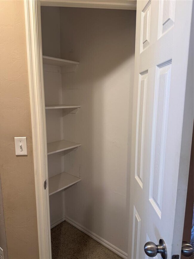 Building Photo - 400 S Castle Ridge Ln