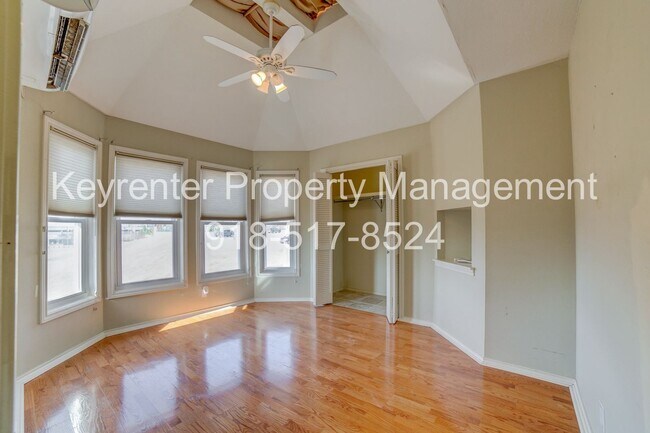 Building Photo - Riverview - Stunning 2 bed 2 bath Townhouse Great Location