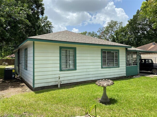Building Photo - 8914 Linda Vista Rd
