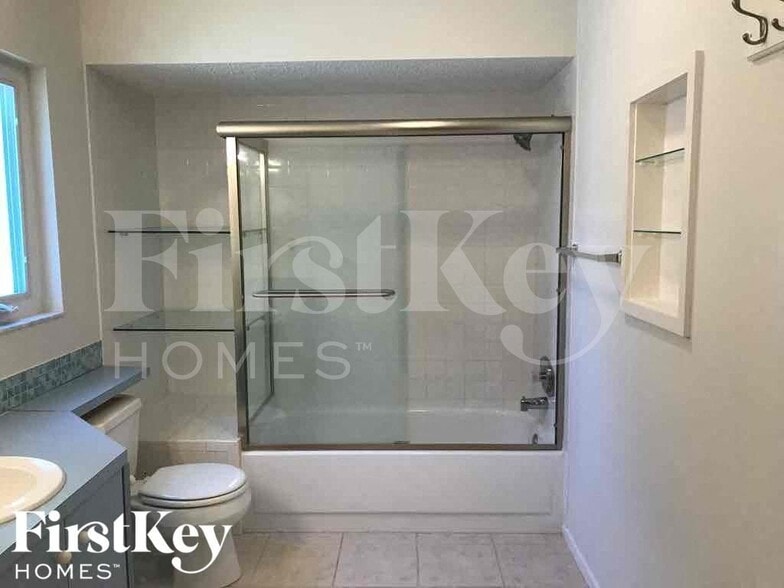 Building Photo - 833 Weeburn St