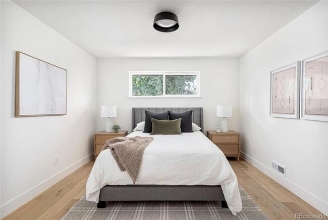 Building Photo - Recently Renovated 2Bd 1Ba Duplex with W/D and Central AC!