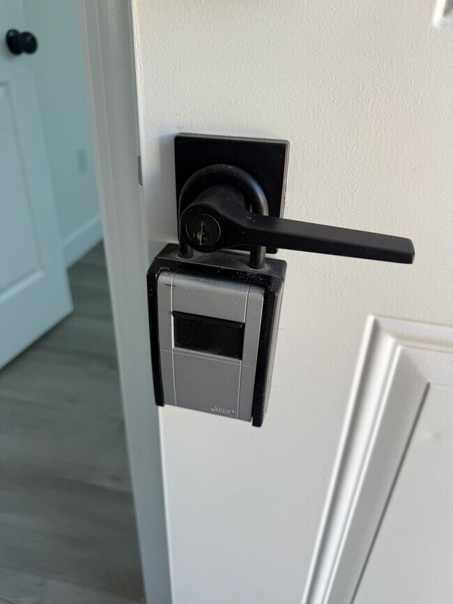 Building Photo - College Ave Triplex