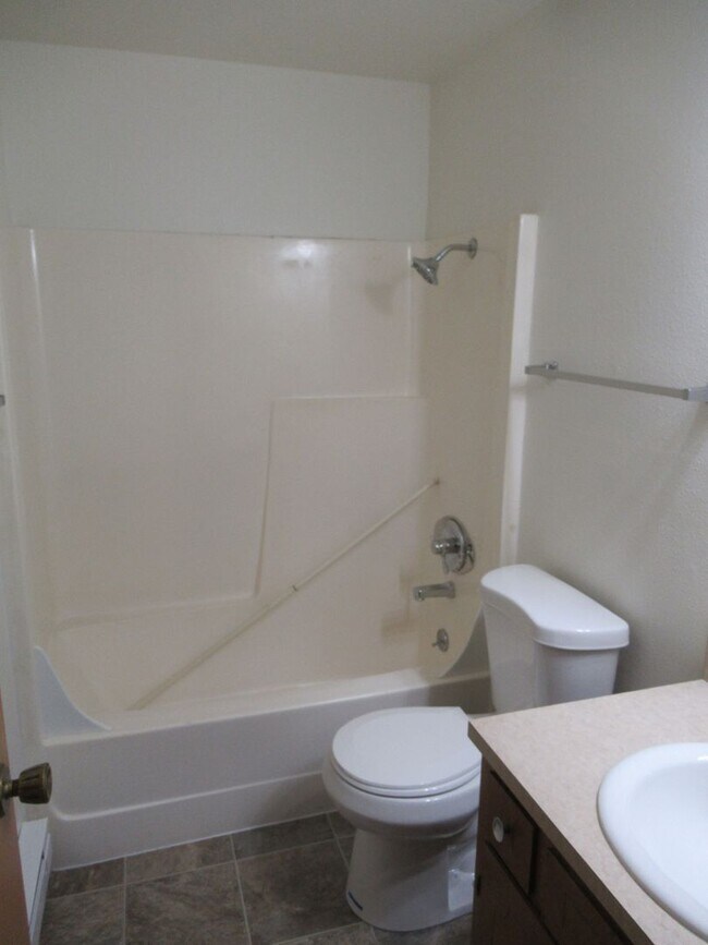 Building Photo - One Bedroom Apartment Close to Downtown