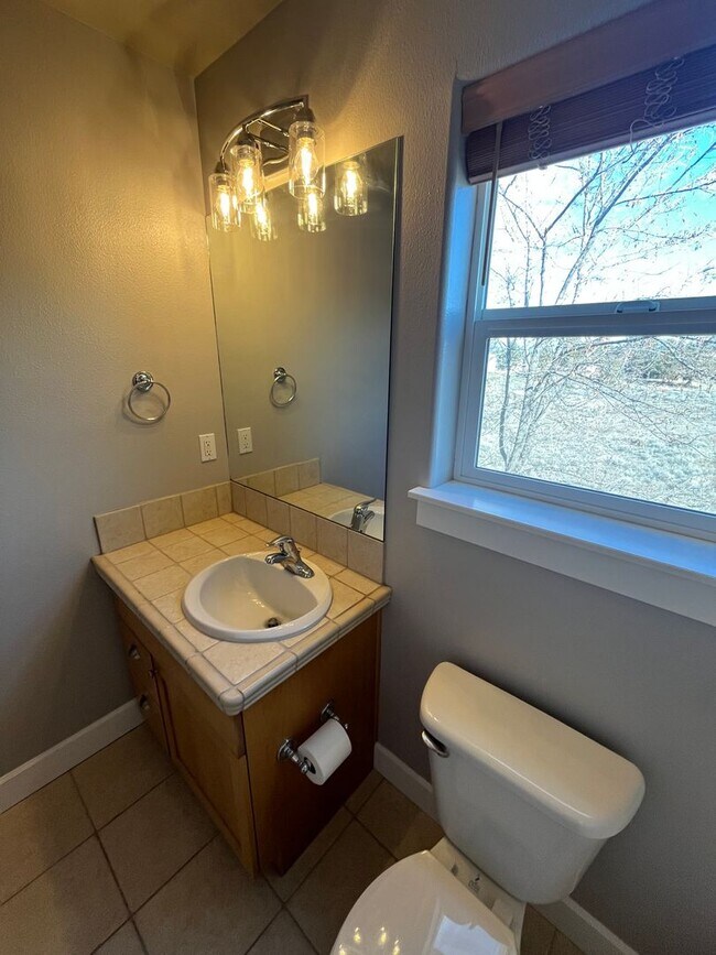 Building Photo - Beautiful and Spacious 4 Bed/2.5 Bath Home in NW Bend