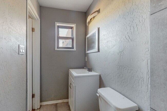 Building Photo - NE PUEBLO STYLE 3 Bedroom 2 Bath 1824/SF