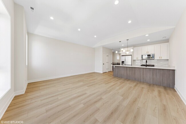 Building Photo - 5000 S Prairie Ave