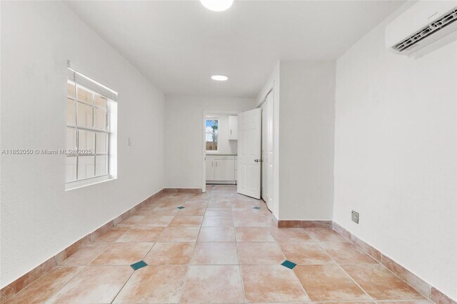 Building Photo - 2385 SW 17th St