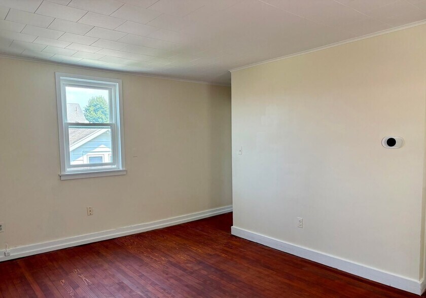 Loving Room - 56 Cedar St