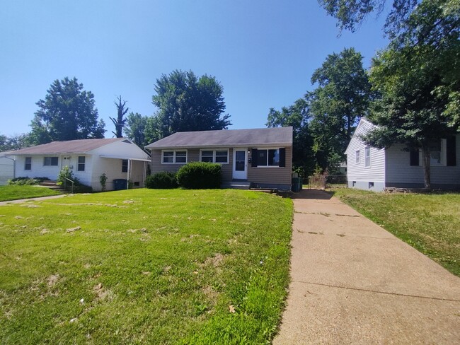 Building Photo - 330 Lancashire Rd