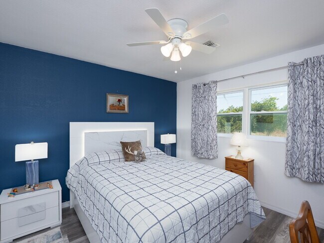 Building Photo - "Spacious 3-Bed Sanctuary with 3.5 Baths in Charming Port Charlotte!"