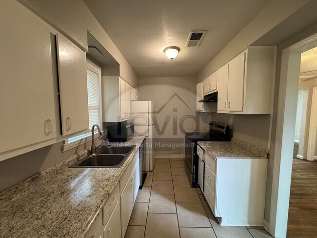Building Photo - 4572 Verne Rd