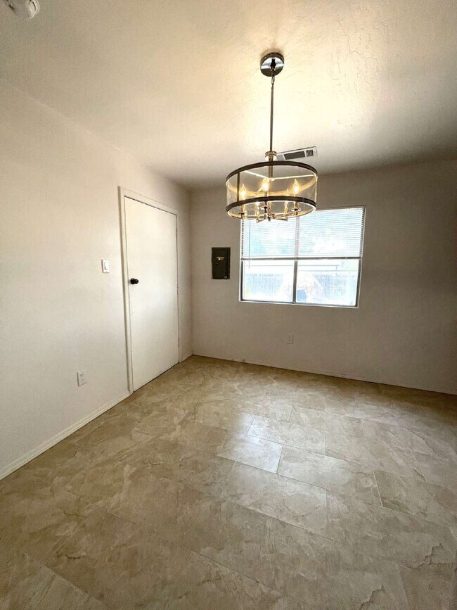 Building Photo - Room to Spread Out! South Valley 3bd on a ...