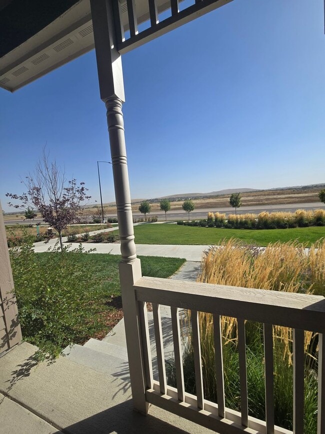 Building Photo - Spacious 4B/3B Available Early April!