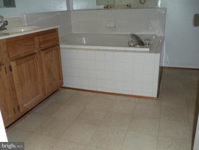 Building Photo - Welcome home!  Sought after Park Ridge in ...