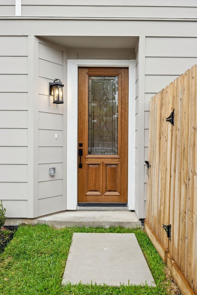 Building Photo - 2121 A Hoskins Dr