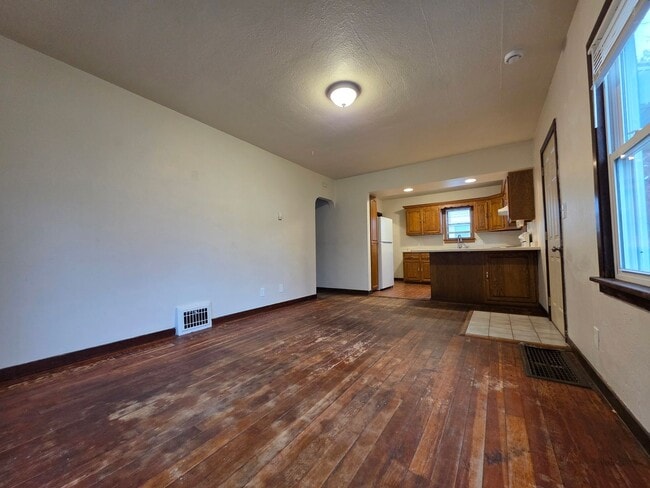 Building Photo - Charming 2 Bedroom 1 Bath Single Family Home-Available Now!