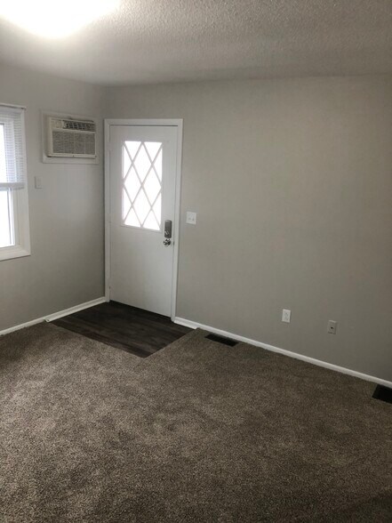 Living Room Pic 1 - 580 Maple St