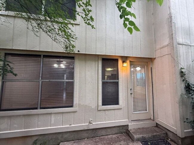 Building Photo - Spacious 3BR Austin Home with Fireplace & ...