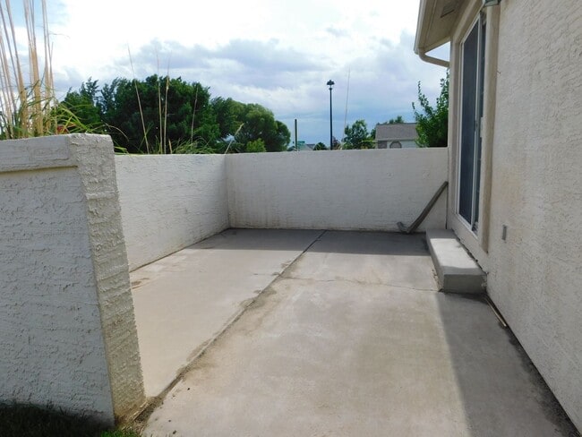 Building Photo - Spacious in Shadowbrook Sub-division
