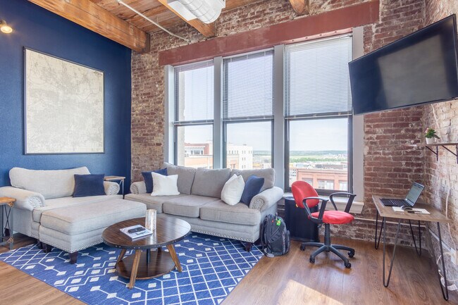 Building Photo - 308 W 8th St