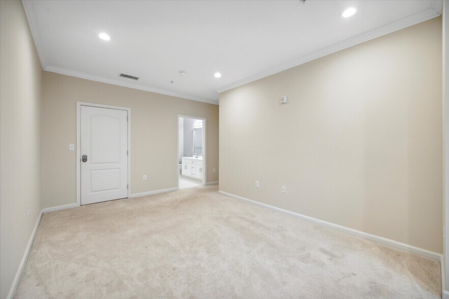 Building Photo - 350 W Elm St