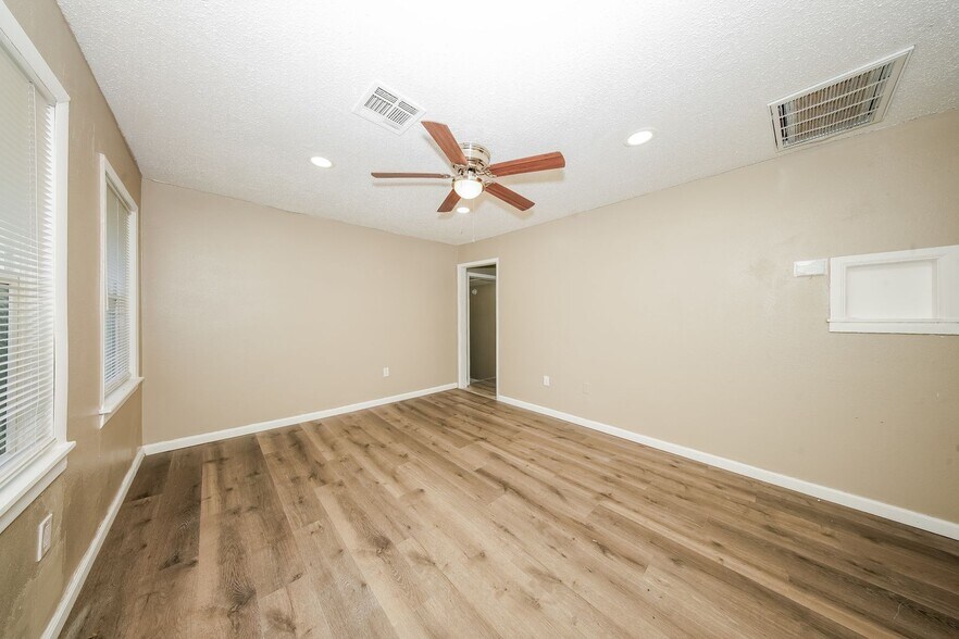 Building Photo - 2329 SW Tulane Ave