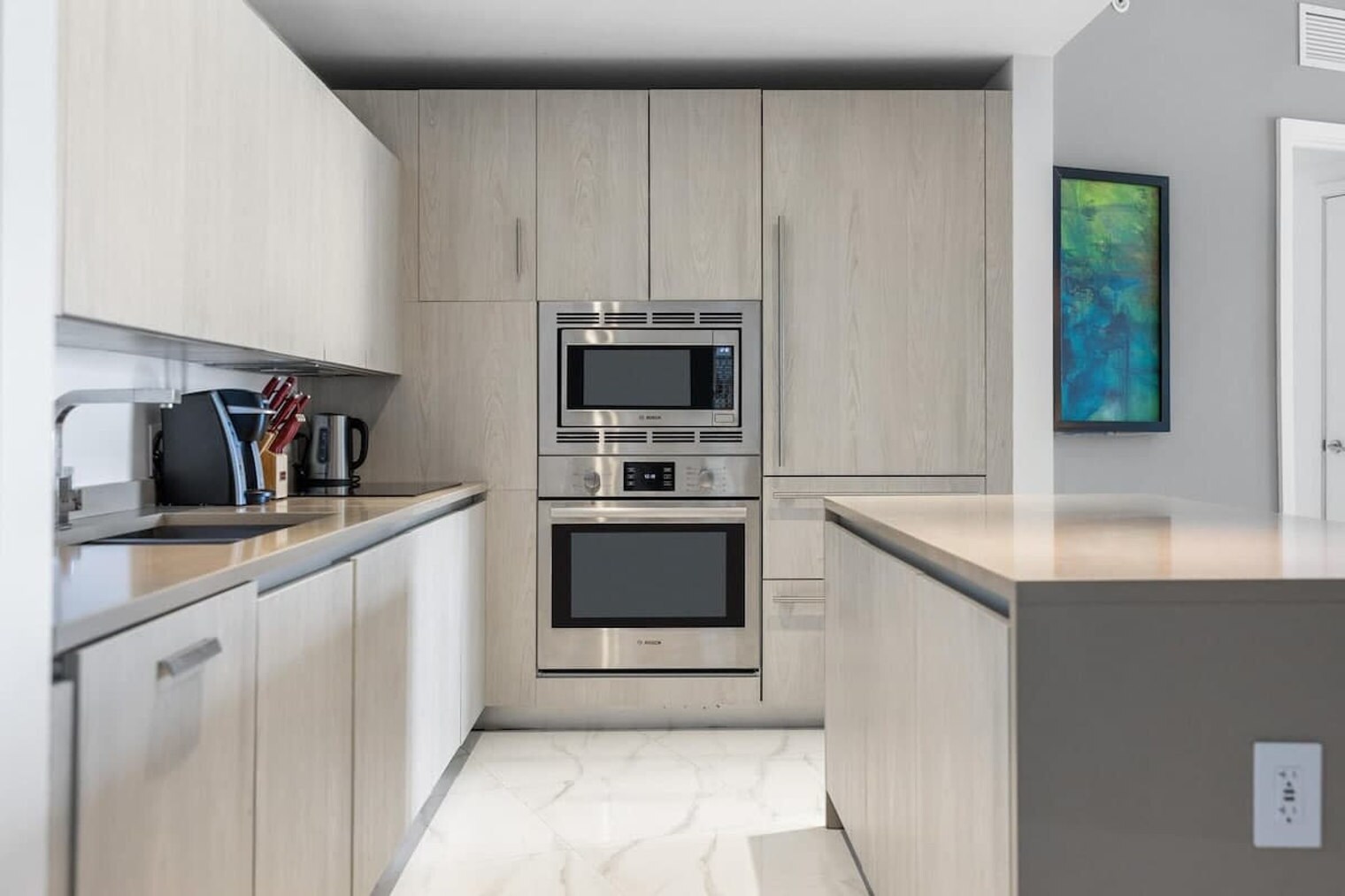 Building Photo - 4011 S Ocean Dr