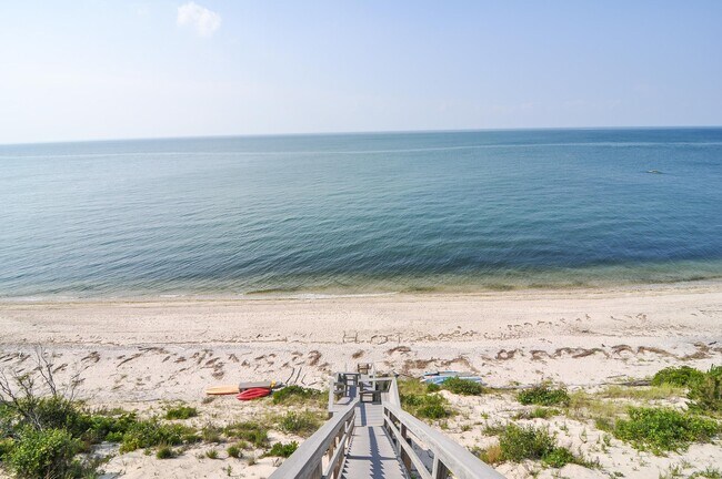 Building Photo - 806 Bluffs Dr N