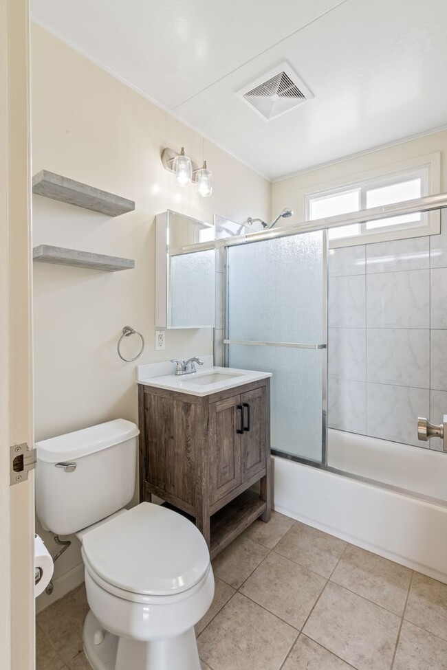 Building Photo - Cute, Comfortable and Convenient Apartment...