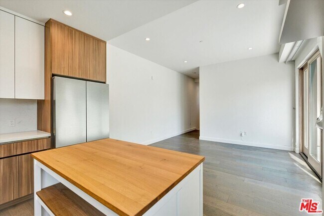 Building Photo - 1249 N Formosa Ave