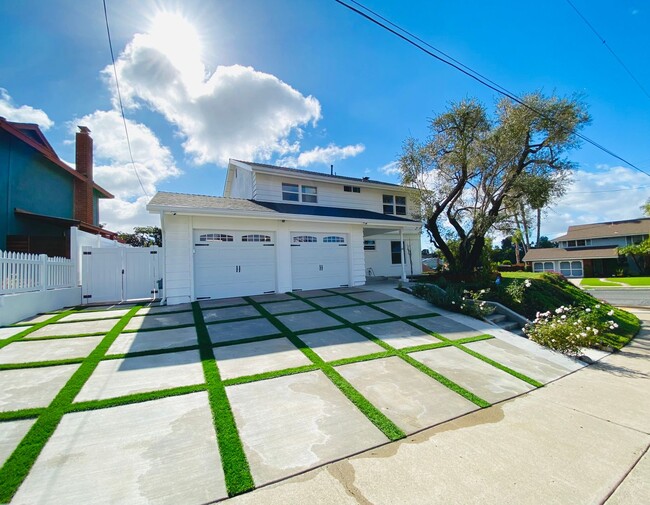 Building Photo - Modern Elegance in North Clairemont! Updat...