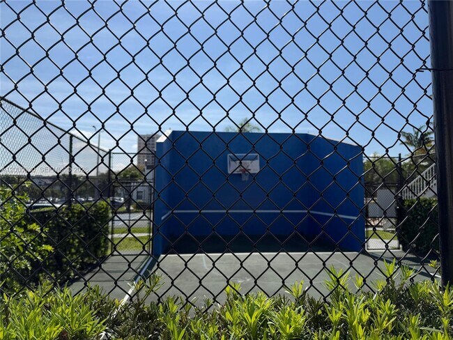 Building Photo - 9731 Fontainebleau Blvd