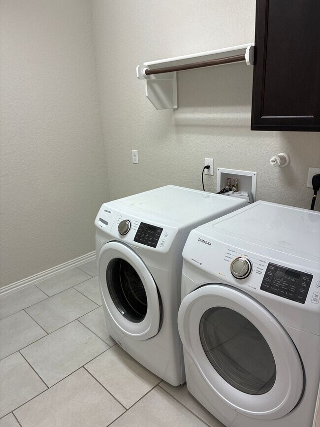 Building Photo - !! MOVE IN SPECIAL: Get 50% OFF!! 4BR/3BA House • In-Unit W/D • Attached Garage  • Backyard in Sa...