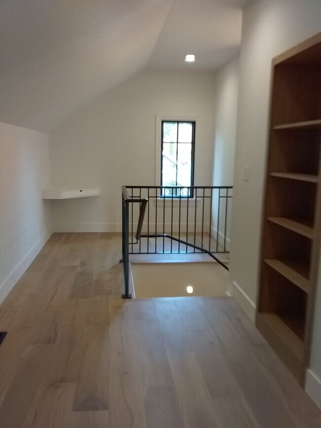 Building Photo - Completely remodeled 3 bed 2.5 bath single...