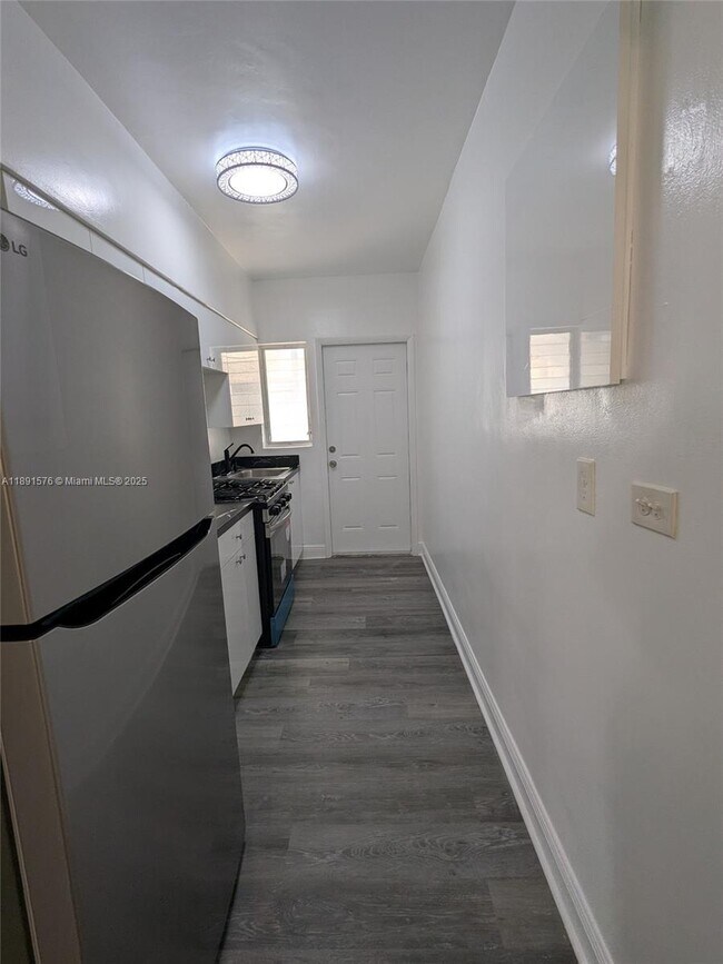 Building Photo - 7805 Crespi Blvd