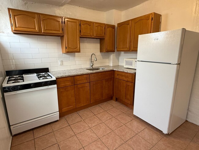 Building Photo - 2 Bedroom Home in Port Richmond available ...